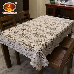 Pāva astes raksta galdauts, kas pielāgots kāzām